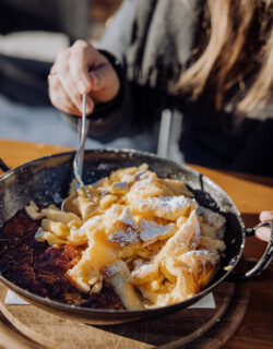 Frisch zubereiteter Kaiserschmarren - das perfekte Essen im Winterurlaub im Hotel Diellehen in Großarl.