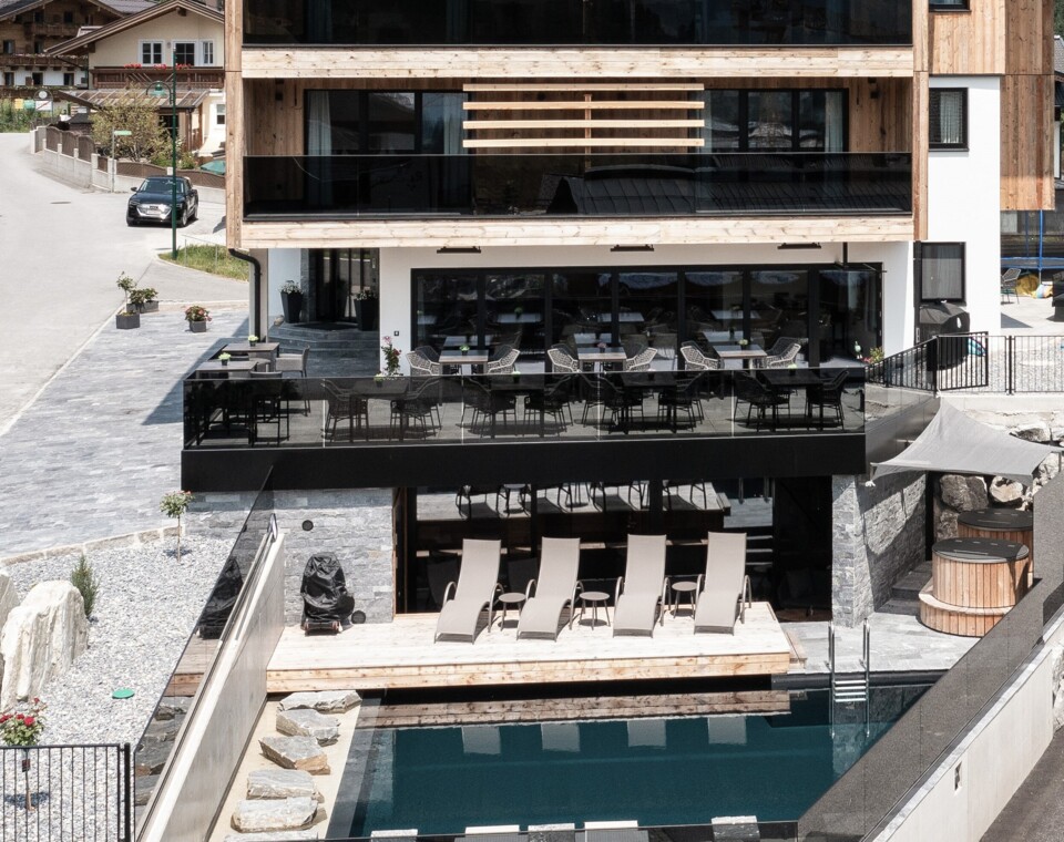 Blick vom kleinen feinen Wellnessbereich mit Sauna auf die Terrasse des Hotels Diellehen in Großarl