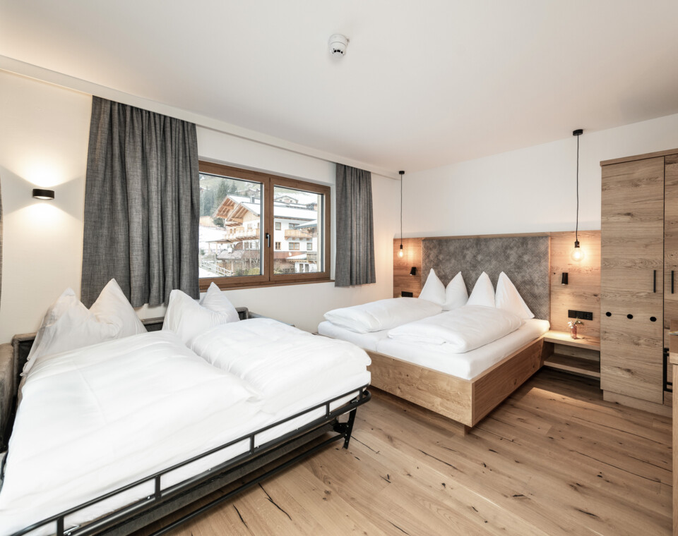 Großzügiges Doppelzimmer mit Zusatzbett für einen herrlichen Familienurlaub im Hotel Diellehen in Großarl.