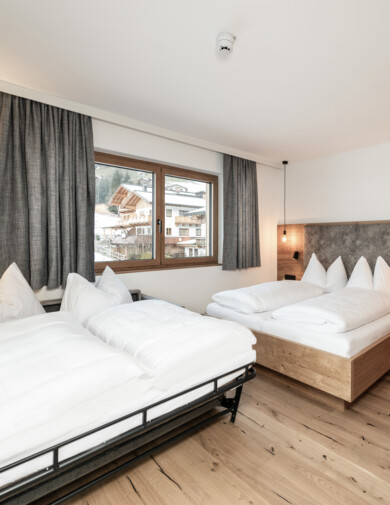 Großzügiges Doppelzimmer mit Zusatzbett für einen herrlichen Familienurlaub im Hotel Diellehen in Großarl.