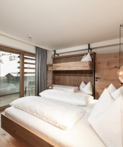 Großzügiges Doppelzimmer mit Bett und Balkon im 3 Sterne Hotel Diellehen in Großarl.