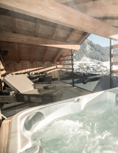 Blick vom Whirlpool im Loft-Appartement auf die verschneite Berglandschaft in Großarl.