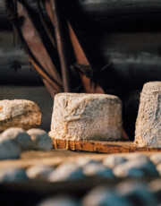 Käse auf einem rustikalen Holzbrett.