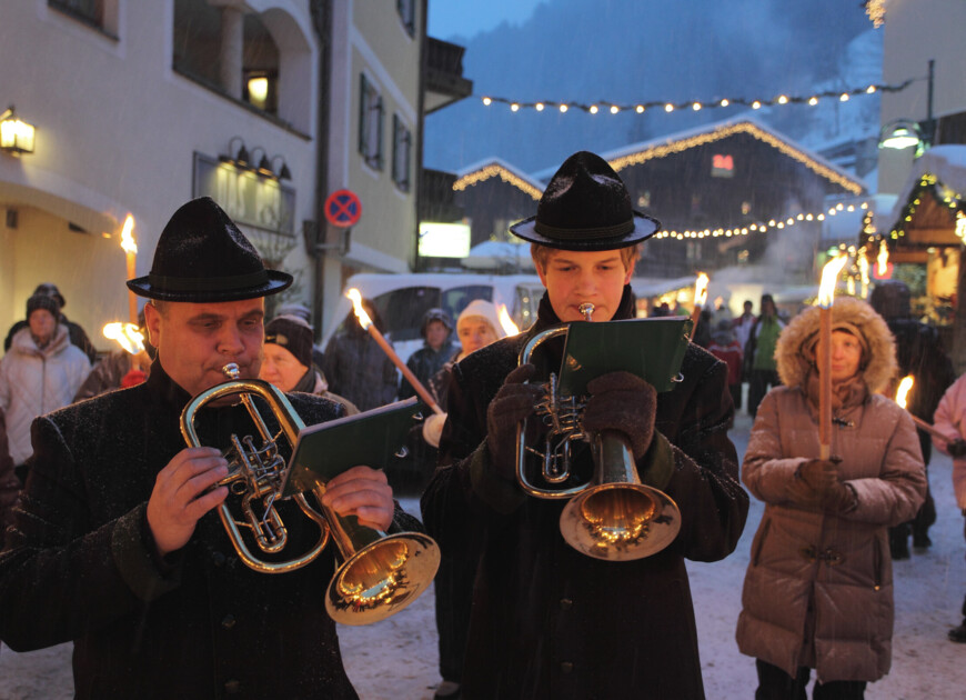 Traditionelle Weisenbläser beim Großarler Advent am Marktplatz.