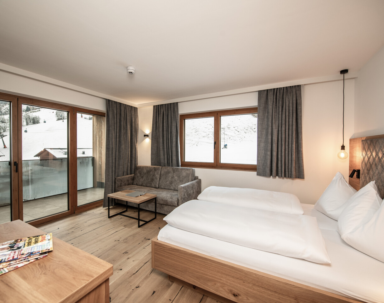 Großzügiges Doppelzimmer mit Balkon und Panoramablick im Hotel Diellehen in Großarl.