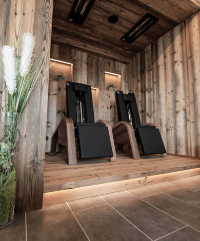 Zwei Infrarotliegen im Wellnessbereich des Hotel Diellehen mit Holzwänden und stilvoller Dekoration. 