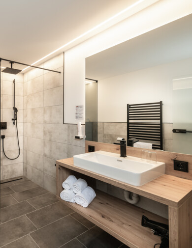 Modernes Badezimmer mit Walkin-in Dusche im Skihotel Diellehen an der Piste in Großarl.