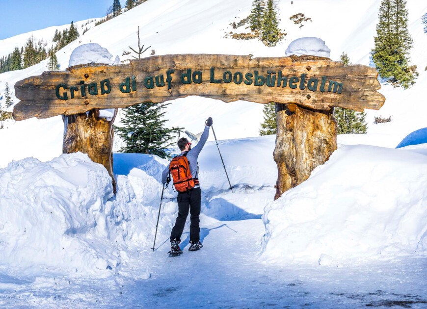 Winterwandern in der tief verschneiten Winterlandschaft im Großarltal.