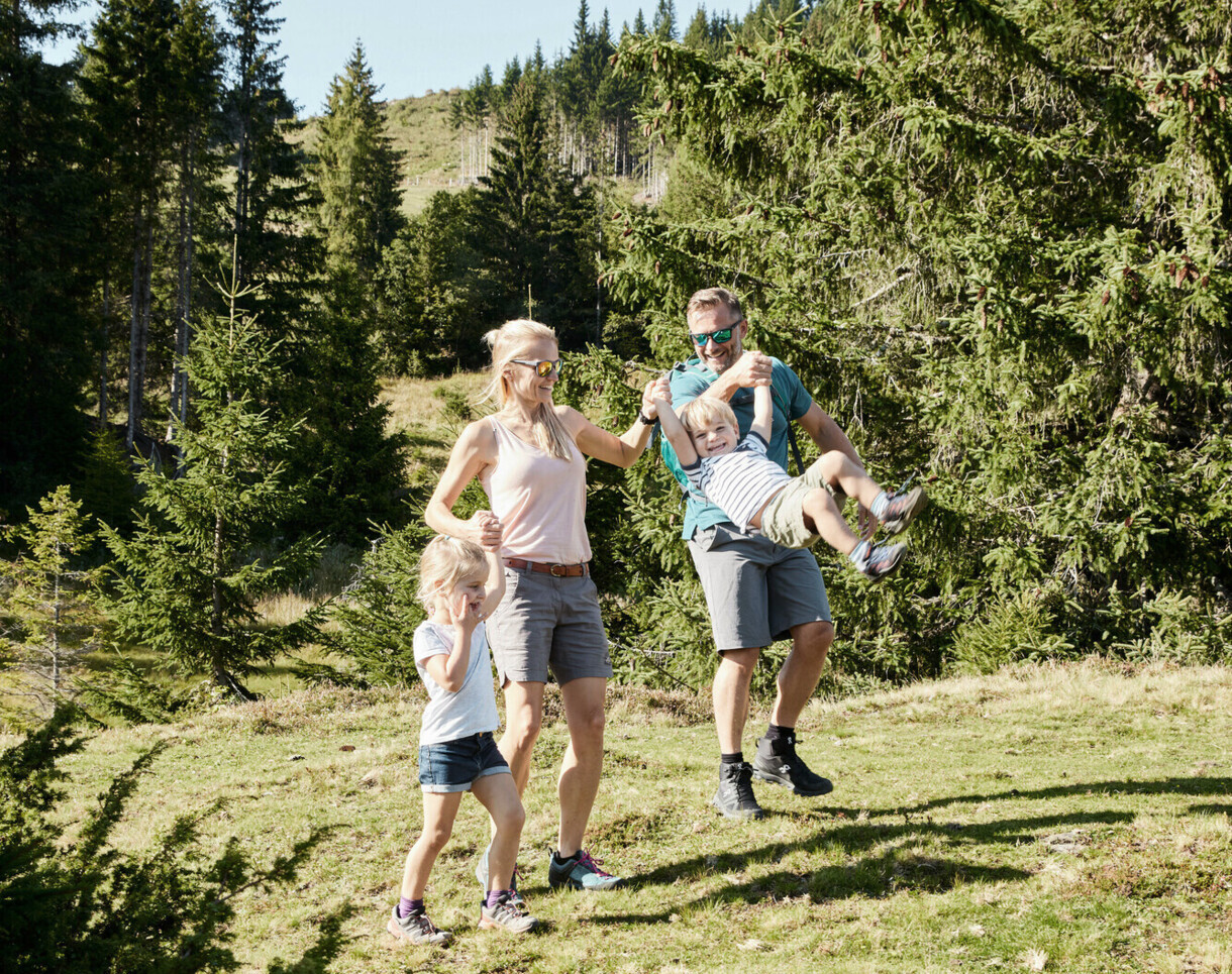 Familie beim Wandern im Sommerurlaub im Hotel Diellehen in Großarl.