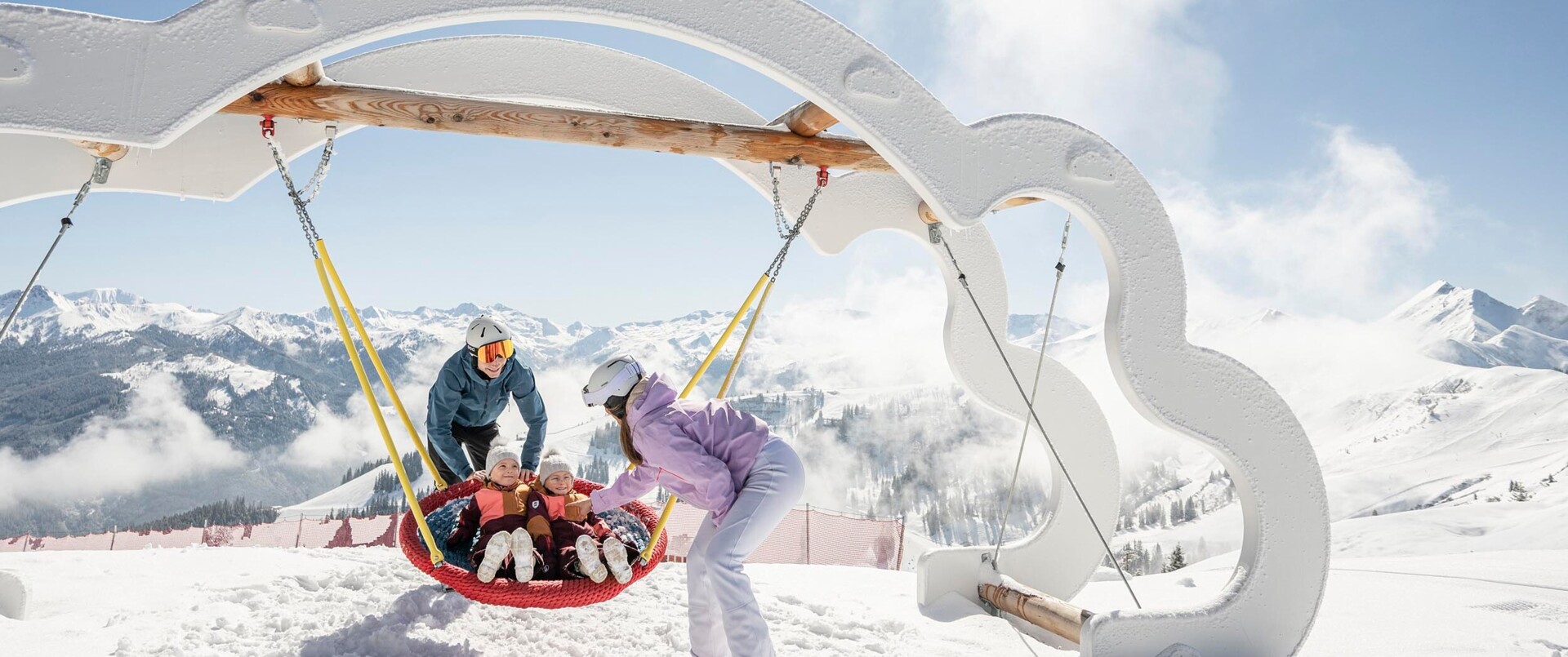 Familie mit Kindern im Skiurlaub im Großarltal, Salzburger Land.