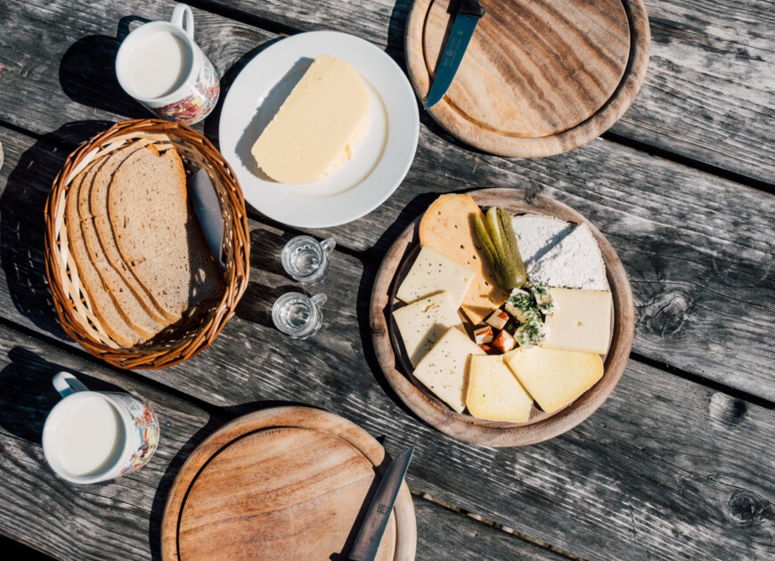 Käseplatte, Bauernbutter und Bauernbrot - traditionelle Brettljause beim Wandern in Großarl.