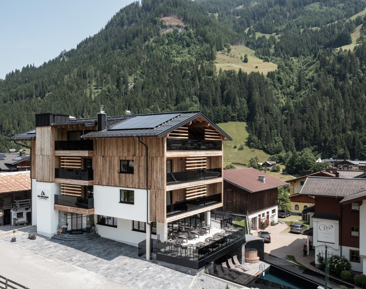 Hotel Diellehen in Großarl im Winter von außen.