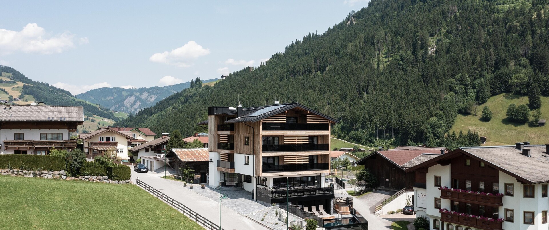 Das familiäre Hotel Diellehen im Winter von außen.