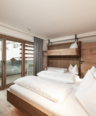 Doppelzimmer mit Panoramablick und Balkon im Hotel Diellehen in Großarl.