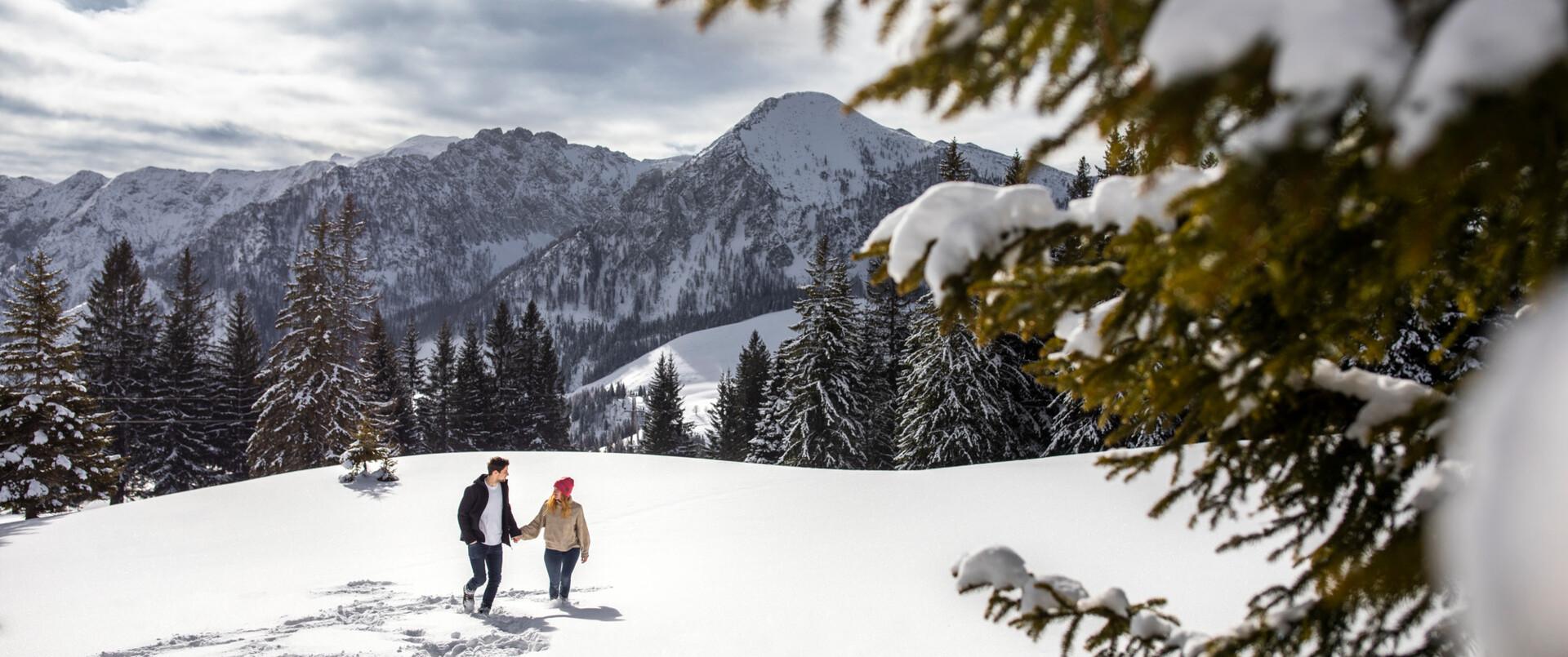 Paar beim Wandern durch den Tiefschnee in Großarl, Salzburger Land.