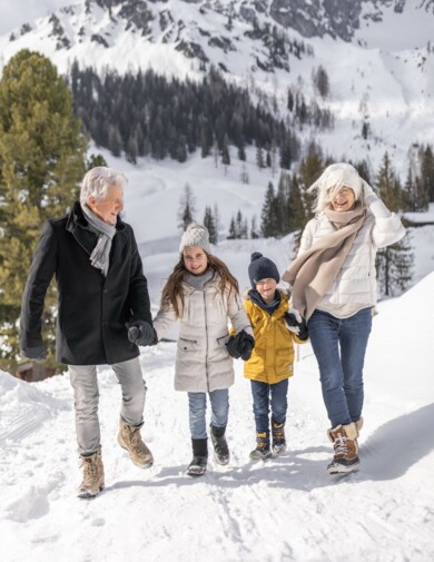 Eine Familie hat Spaß beim Spazieren durch den Schnee