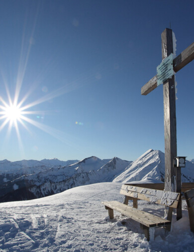 Sonnenskilauf in Großarl im Frühling - traumhaftes Panorama vom Gipfelkreuz.