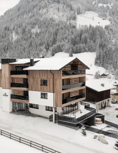 Das familiäre Hotel Diellehen im Winter von außen.