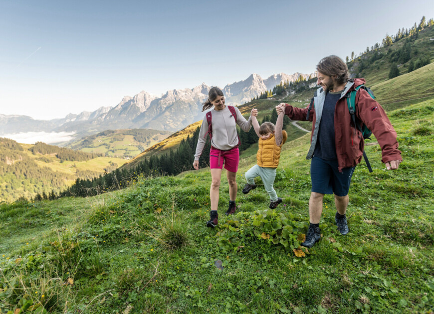 Eine Familie mit einem kleinen Kindern im Wanderurlaub in Großarl.