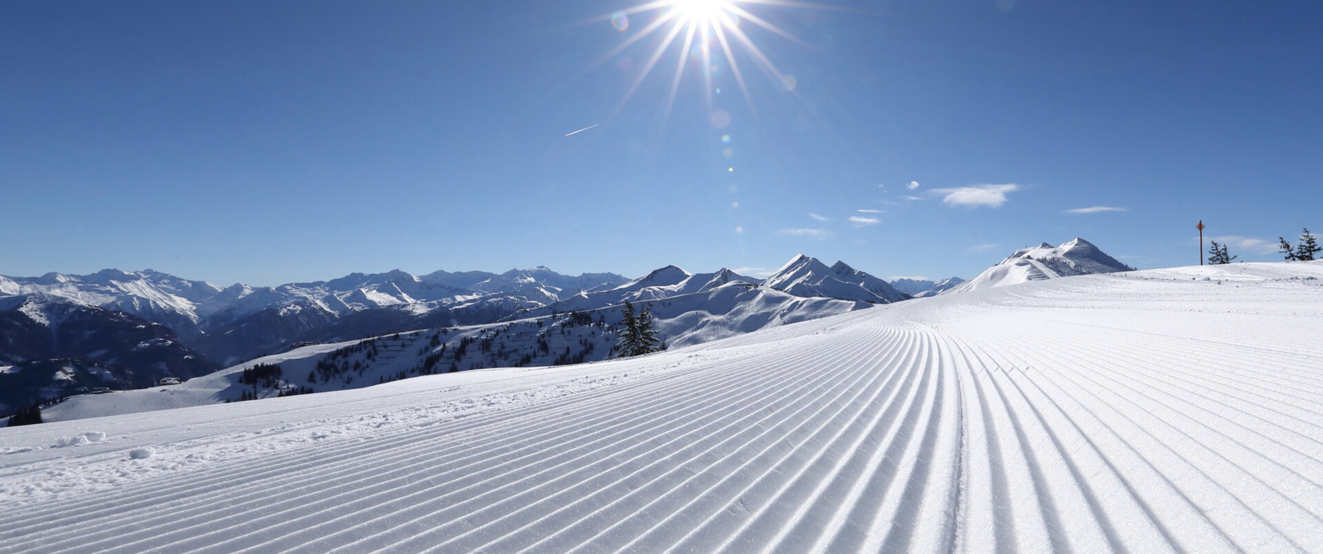 Blick auf die frisch präparierten Pisten vor dem Hotel Diellehen direkt an der Piste in Großarl.